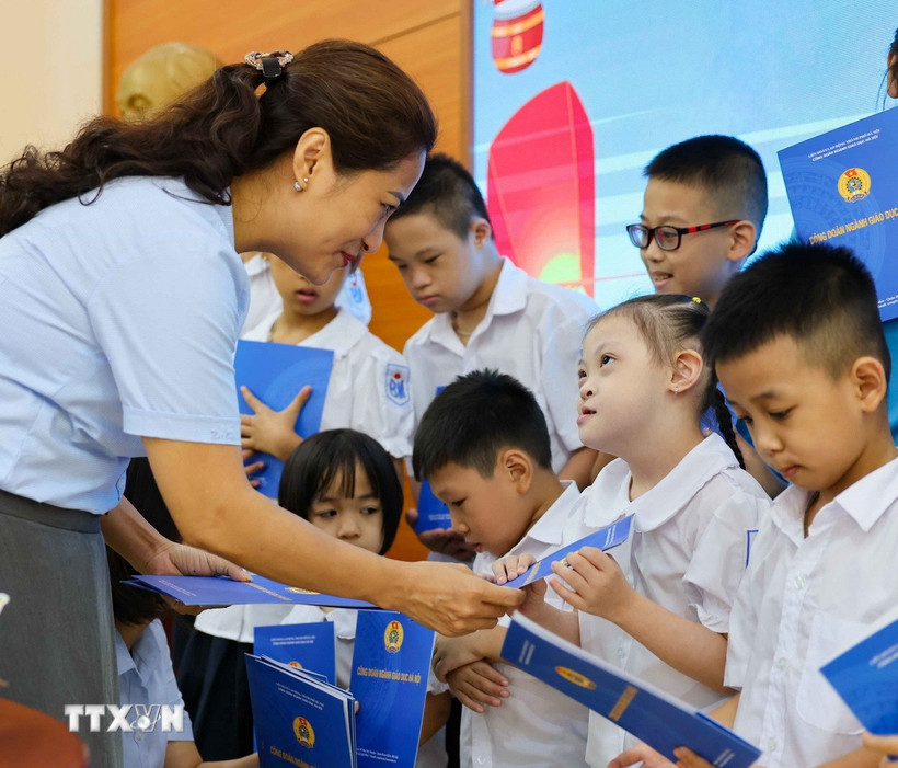 Tặng quà cho học sinh khuyết tật. (Ảnh minh họa. Nguồn: TTXVN)