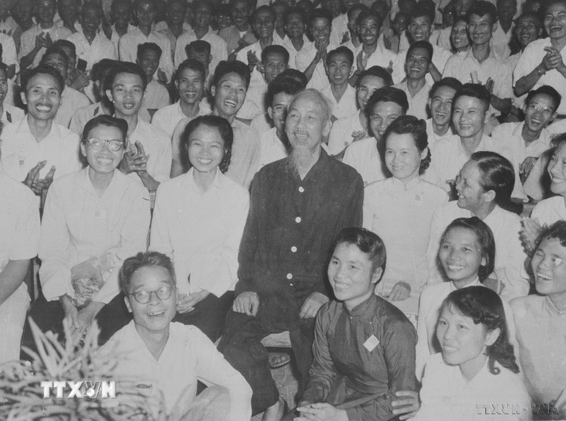 Chủ tịch Hồ Chí Minh với các đại biểu dự Đại hội đại biểu toàn quốc Hội Nhà báo Việt Nam lần thứ III (3/1962). (Ảnh: TTXVN)