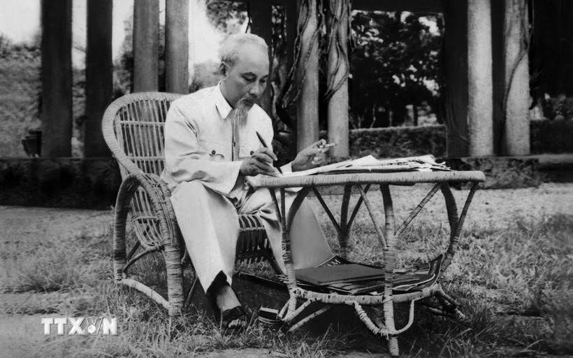 Sinh thời, Chủ tịch Hồ Chí Minh thường xuyên dành thời gian đọc, nhận xét và trực tiếp duyệt tin, bài của TTXVN. (Ảnh: TTXVN)