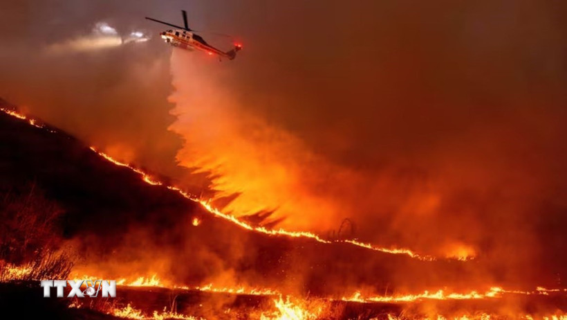 Trực thăng phun nước để dập lửa cháy rừng tại Los Angeles, California, Mỹ. (Ảnh: AP/TTXVN)