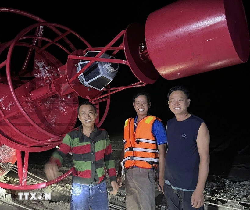 Chiếc phao tiêu hàng hải lớn được người dân phát hiện, trục vớt. (Ảnh: TTXVN phát)