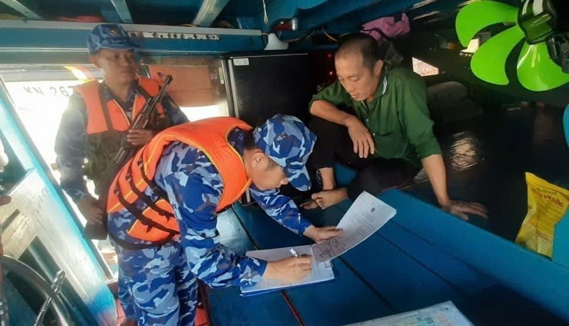 Lực lượng chức năng Bộ tư lệnh Vùng Cảnh sát biển 4 lập biên bản tạm giữ phương tiện chở dầu trái phép. (Ảnh: TTXVN phát)