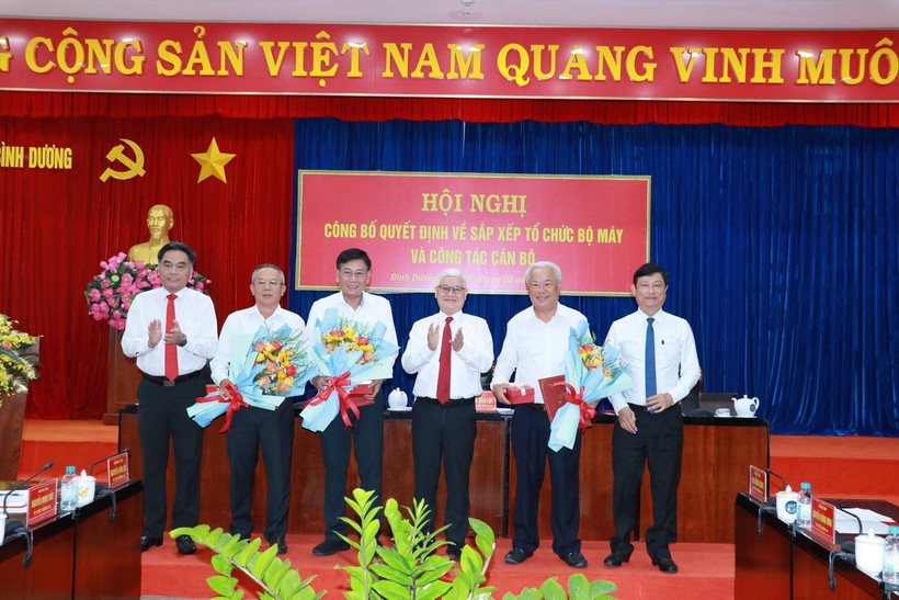 Tỉnh ủy Bình Dương trao quyết định nghỉ hưu trước tuổi đối với lãnh đạo tỉnh. (Ảnh: Dương Chí Tưởng/TTXVN)