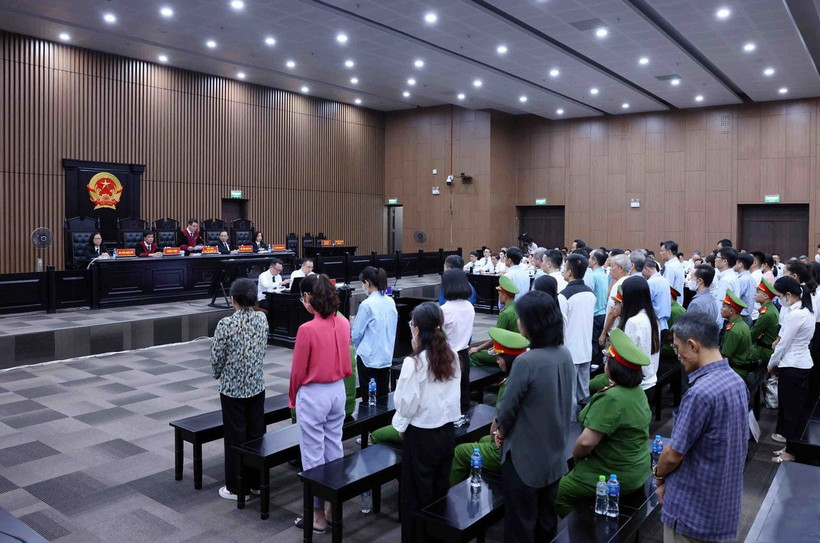 Các bị cáo tại phiên xét xử sơ thẩm vụ án xảy ra tại Tập đoàn FLC. (Ảnh: Phạm Kiên/TTXVN)