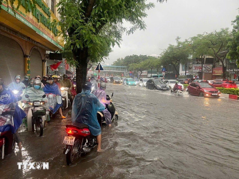 Ngập sâu trên đường Nguyễn Văn Cừ. (Ảnh: An Đăng/TTXVN)
