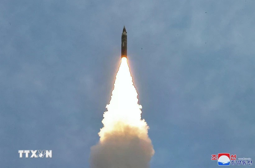 Một vụ phóng thử tên lửa đạn đạo của Triều Tiên ở khu vực ngoại ô Bình Nhưỡng. (Ảnh: AFP/TTXVN)