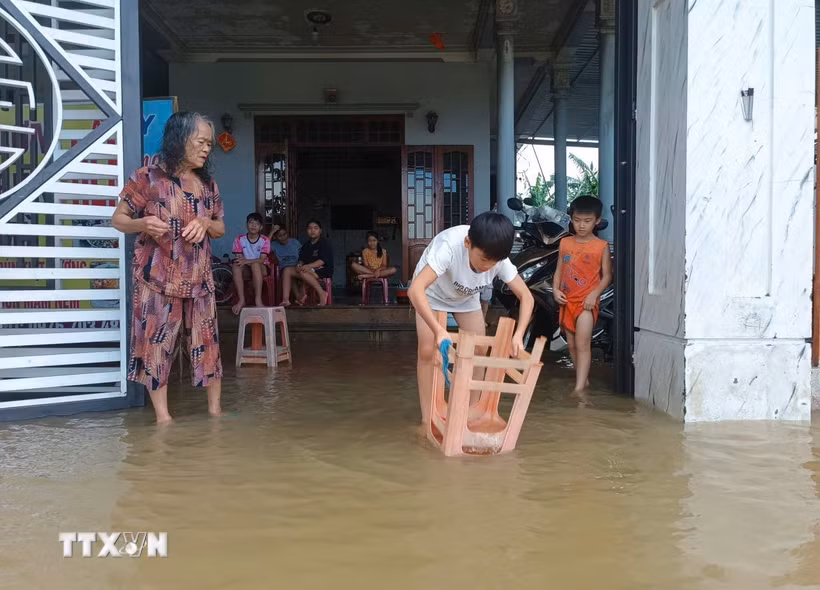 Người dân Huế tất bật dọn dẹp nhà cửa sau lũ. (Ảnh: Hải Âu/TTXVN)