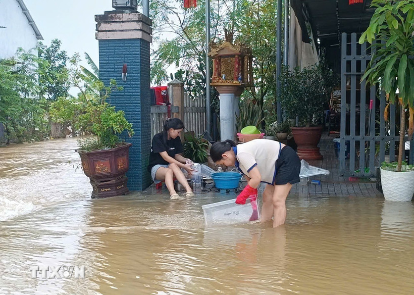 Chưa khắc phục xong hậu quả mưa lũ, Huế lại sắp có đợt mưa lên đến 900mm Người dân Huế tất bật dọn dẹp nhà cửa sau lũ. (Ảnh: Hải Âu/TTXVN)