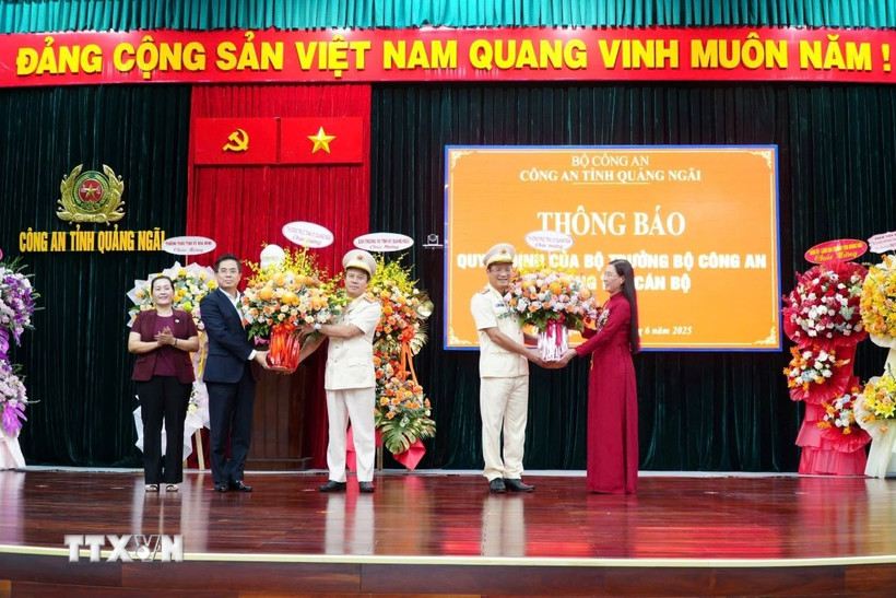 Lãnh đạo Tỉnh ủy, Ủy ban Nhân dân tỉnh Quảng Ngãi chúc mừng Đại tá Hồ Song Ân và Đại tá Hoàng Anh Tuấn. (Ảnh: TTXVN)