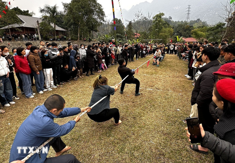 Các trò chơi dân gian tại Lễ hội. (Ảnh: Đức Thọ/TTXVN)