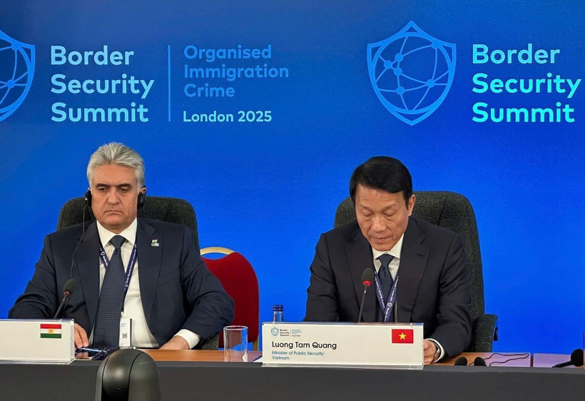 Bộ trưởng Công an Lương Tam Quang (phải) dự và phát biểu tại Hội nghị. (Ảnh: TTXVN phát)