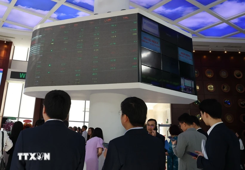 Nhà đầu tư theo dõi diễn biến thị trường chứng khoán tại sàn HOSE. (Ảnh: Hứa Chung/TTXVN)