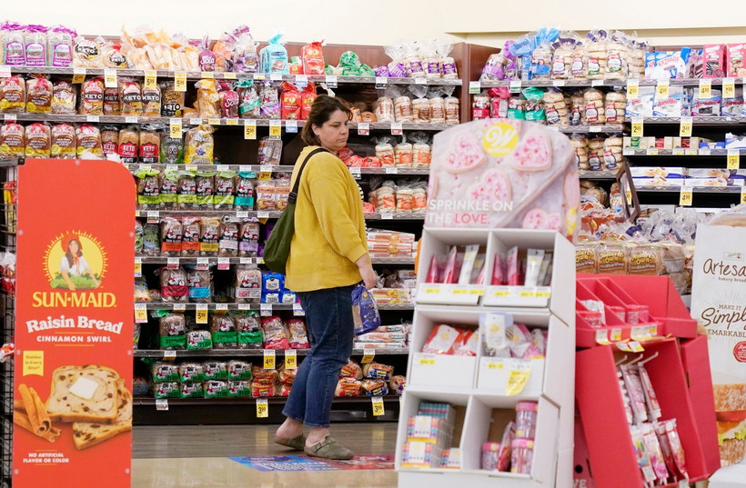 Người dân mua sắm tại siêu thị ở Millbrae, Mỹ. (Ảnh: THX/TTXVN)