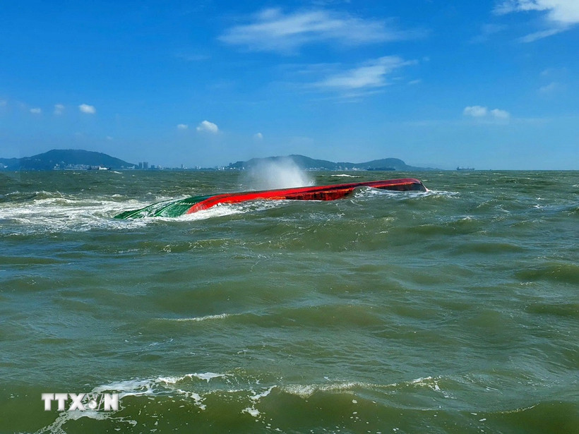 Chiếc sà lan Long An 05553 trong tình trạng bị lật úp trên vùng biển Vũng Tàu. (Ảnh: TTXVN phát)