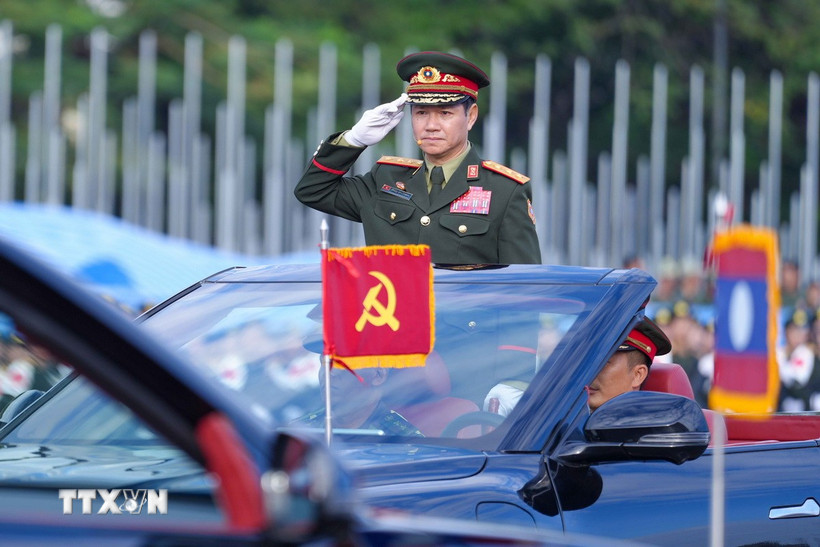 Thượng tướng Khamliang Outhakaysone, Bộ trưởng Bộ Quốc phòng Lào, thực hiện nghi thức điều lệnh tại lễ tổng hợp luyện. (Ảnh: Đỗ Bá Thành/TTXVN)