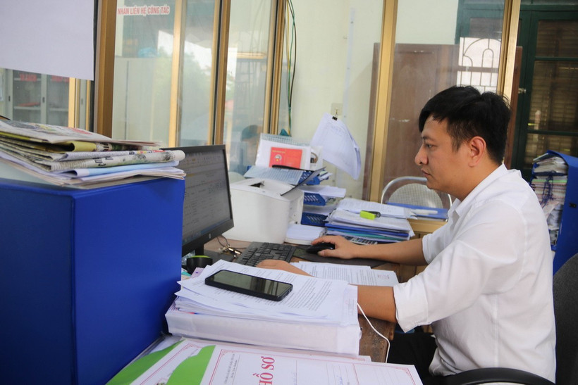 Cán bộ xã Đông Mỹ (thành phố Thái Bình) chuẩn bị cho việc vận hành thử nghiệm bộ máy chính quyền phường Trà Lý mới. (Ảnh: Thu Hoài/TTXVN)