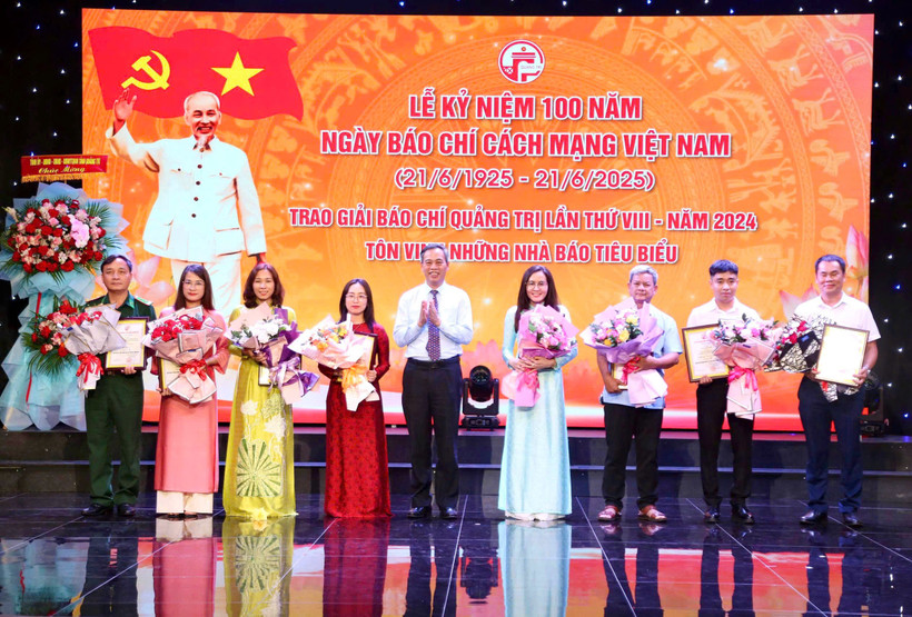 Phó Bí thư Thường trực Tỉnh ủy, Chủ tịch Hội đồng Nhân dân tỉnh Quảng Trị Nguyễn Đăng Quang trao giải B các tác giả, nhóm tác giả. (Nguồn: Báo Quảng Trị)