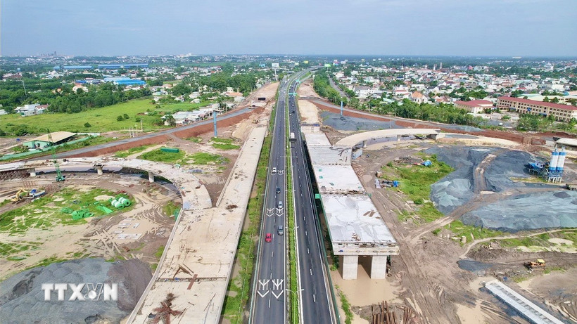 Nút giao giữa cao tốc Biên Hòa-Vũng Tàu, tuyến kết nối sân bay Long Thành và cao tốc Thành phố Hồ Chí Minh-Long Thành-Dầu Giây đang thi công. (Ảnh: Công Phong/TTXVN)
