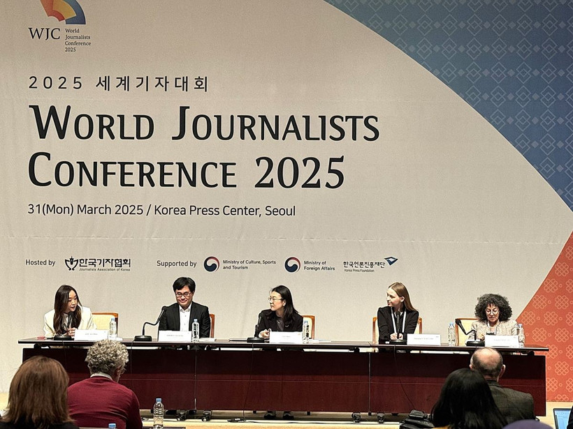 Các diễn giả tham gia thảo luận về các chủ đề lớn tại Hội nghị nhà báo thế giới 2025. (Ảnh: Khánh Vân/TTXVN)