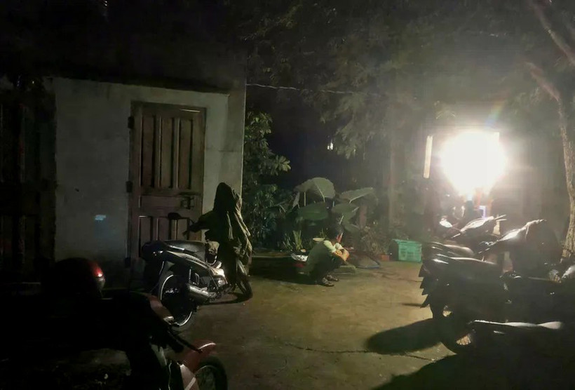 Cơ quan Cảnh sát điều tra Công an tỉnh Lâm Đồng tiến hành khám nghiệm hiện trường trong đêm. (Nguồn: Pháp luật Thành phố Hồ Chí Minh)