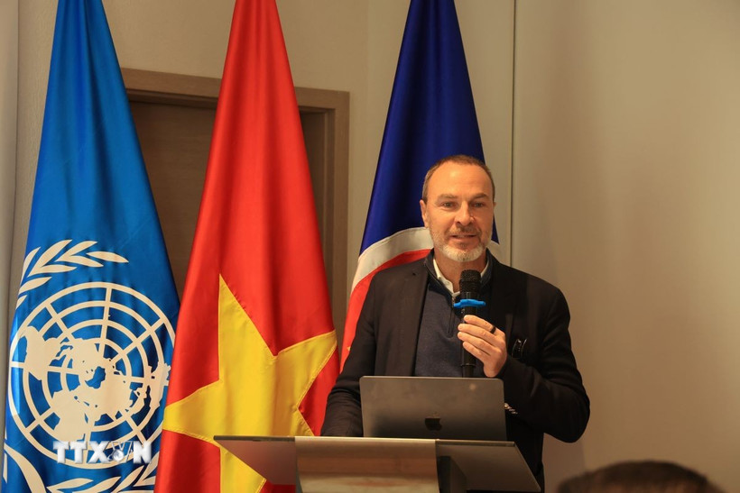 Ông Aymeric Jung, Cố vấn Đầu tư tác động và Kinh tế tái tạo - phát biểu tại tọa đàm. (Ảnh: Anh Hiển/TTXVN)