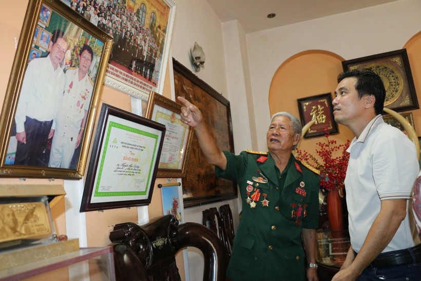 Ông Nguyễn Ngọc Dưỡng, nguyên Đại đội trưởng Đại đội 3, Tiểu đoàn Phú Lợi, ở tuổi 77 vẫn khắc ghi từng trận đánh giải phóng trên địa bàn Bình Dương và tiến công vào Sài Gòn mùa Xuân 1975. (Ảnh: Dương Chí Tưởng/TTXVN)