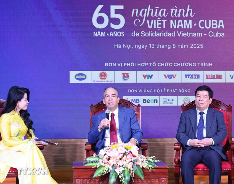 Đại sứ Cuba tại Việt Nam Rogelio Polanco Fuentes chia sẻ trong tọa đàm tại lễ phát động cấp quốc gia Chương trình vận động ủng hộ nhân dân Cuba với chủ đề “65 năm nghĩa tình Việt Nam-Cuba." (Ảnh: Thanh Tùng/TTXVN)
