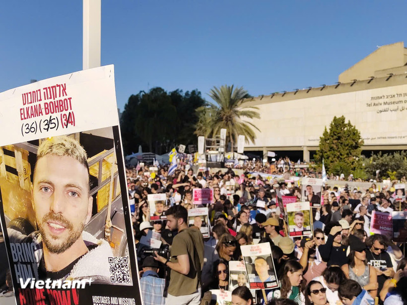 Không khí náo nhiệt tại Quảng trường Con tin ở Tel Aviv khi các con tin được trả tự do. (Ảnh: Thanh Bình/Vietnam+)