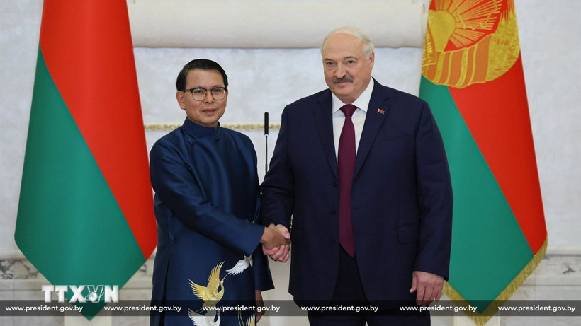 Đại sứ Đặc mệnh Toàn quyền nước Cộng hòa Xã hội Chủ nghĩa Việt Nam tại Belarus Nguyễn Văn Trung (trái) và Tổng thống Belarus Alexander Lukashenko. (Ảnh: TTXVN phát)