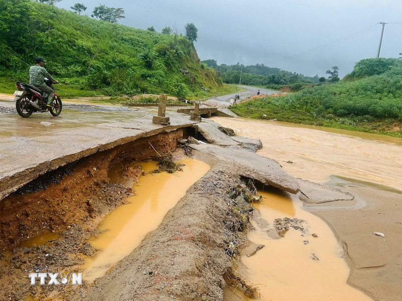 Hư hỏng, xói lở tại một ngầm tràn ở xã Tân Lập. (Ảnh: TTXVN phát)