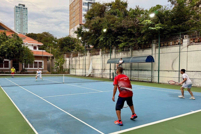 Các vận động viên tranh tài trong bộ môn quần vợt. (Ảnh: Quang Anh/TTXVN)