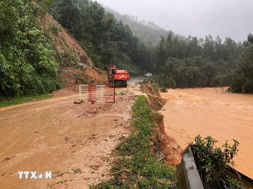Tuyến đường của xã Khe Tre bị bùn đất sạt lở tràn trên mặt đường. (Ảnh: Mai Trang/TTXVN)