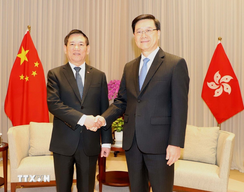 Phó Thủ tướng Hồ Đức Phớc và Trưởng đặc khu Hong Kong Lý Gia Siêu. (Ảnh: Xuân Vịnh/TTXVN)
