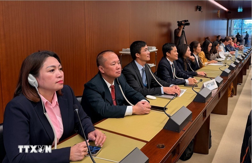 Phó Trưởng Phái đoàn Việt Nam tại Geneva Cung Đức Hân (thứ tư từ trái sang) cùng các thành viên đoàn liên ngành Việt Nam trong phiên bỏ phiếu các nghị quyết. (Ảnh: TTXVN phát)