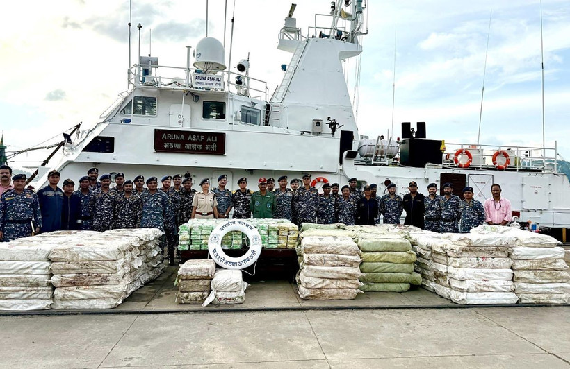 Lực lượng Cảnh sát biển Ấn Độ thu giữ ma túy trên tàu cá ở vùng biển Andaman. (Ảnh: ANI/TTXVN)