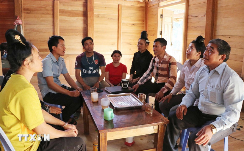 Bí thư Chi bộ Lý Văn Chém (áo sọc) rất được bà con người Cống ở bản Táng Ngá tín nhiệm. (Ảnh: Nguyễn Oanh/TTXVN)