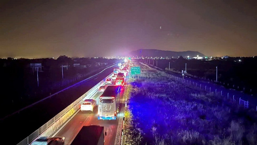 Vụ tai nạn gây ùn tắc nghiêm trọng kéo dài trên cao tốc Vĩnh Hảo-Phan Thiết. (Ảnh: Nguyễn Thanh/TTXVN)