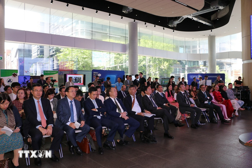 Phó Thủ tướng Trần Hồng Hà tham dự Diễn đàn Đối thoại Khoa học và Công nghệ và lễ ra mắt chính thức phần mềm dạy tiếng Việt VietNEST. (Ảnh: Văn Linh/TTXVN)