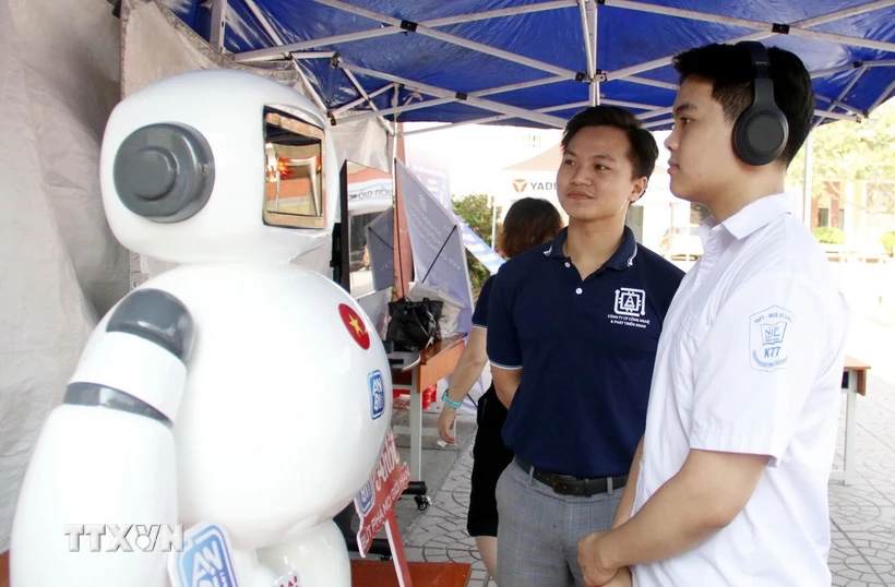 Trải nghiệm robot Anbi tại Ngày hội 'Thanh niên Bắc Giang-Đổi mới sáng tạo thời đại số.' (Ảnh minh họa: Đồng Thúy/TTXVN)