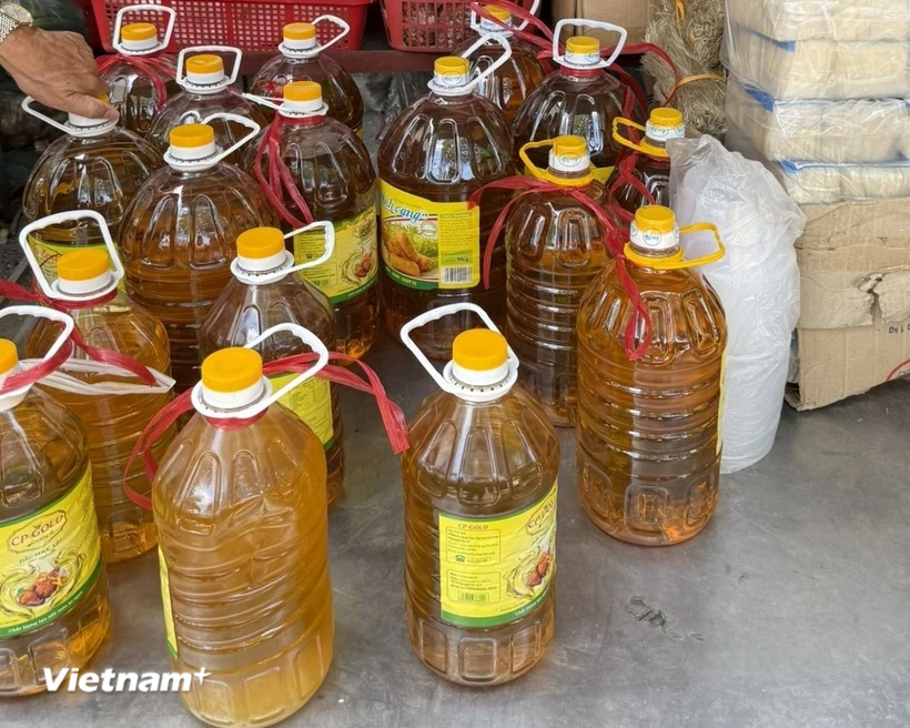 Dầu ăn giá rẻ được bày bán tràn lan tại các chợ đầu mối. (Ảnh: Sĩ Dũng/Vietnam+) Dầu ăn giá rẻ được bày bán tràn lan tại các chợ đầu mối. (Ảnh: Sĩ Dũng/Vietnam+)