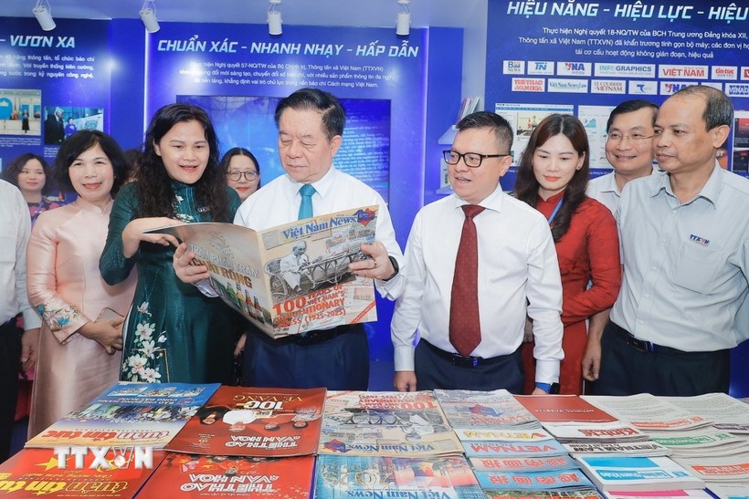Ông Nguyễn Trọng Nghĩa, Ủy viên Bộ Chính trị, Bí thư Trung ương Đảng, Trưởng Ban Tuyên giáo và Dân vận Trung ương tham quan gian trưng bày của TTXVN tại Hội báo toàn quốc 2025. (Ảnh: Minh Quyết/TTXVN)