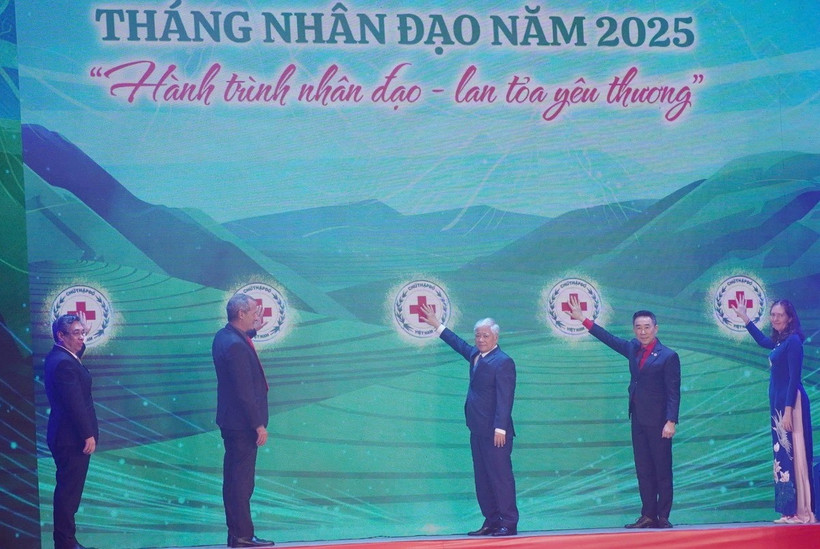 Các đại biểu tham gia nghi thức phát động chương trình. (Ảnh: Thu Hương/TTXVN)