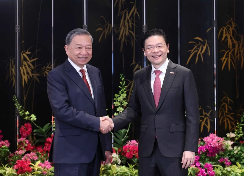 Generalsekretär To Lam und der singapurische Premierminister Lawrence Wong nahmen an dem Treffen teil und sprachen mit der Presse. (Foto: Thong Nhat/VNA)