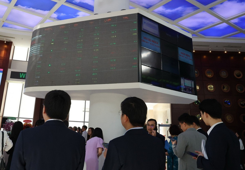 Nhà đầu tư theo dõi diễn biến thị trường chứng khoán tại sàn HOSE. (Ảnh: Hứa Chung/TTXVN)