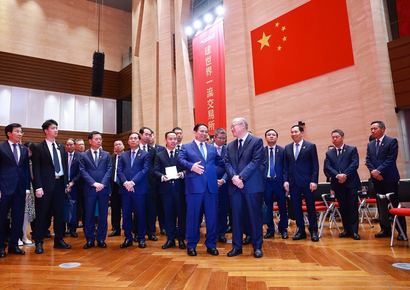 Thủ tướng Phạm Minh Chính thăm Sàn giao dịch chứng khoán Thượng Hải. (Ảnh: Dương Giang/TTXVN)