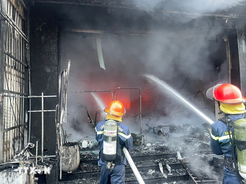 Lực lượng chức năng khống chế một đám cháy. (Ảnh minh họa: TTXVN phát)