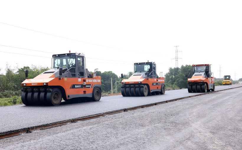 Nhà thầu tổ chức thi công thảm nhựa những mét cuối cùng trên tuyến cao tốc Vạn Ninh-Cam Lộ đoạn qua tỉnh Quảng Bình. (Ảnh: Quốc Khánh/TTXVN)