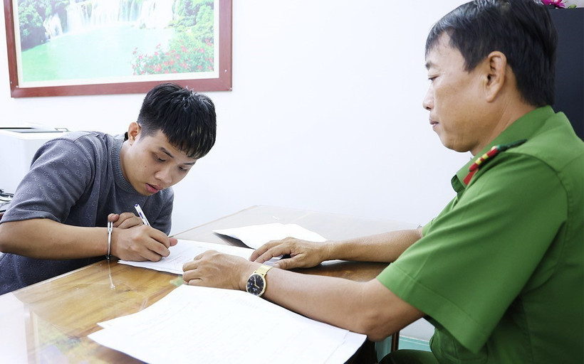 Đối tượng Trần Minh Thượng ra đầu thú tại Phòng Cảnh sát hình sự Công an tỉnh An Giang. (Ảnh: TTXVN phát)