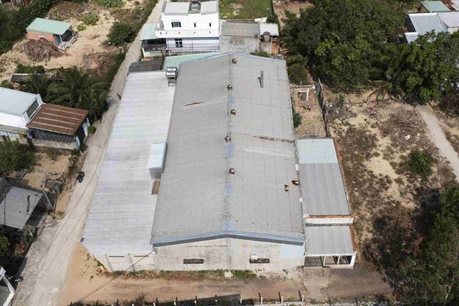 Khu xưởng bốc mùi hôi thối khiến người dân thôn Phú Hậu (xã Cát Chánh, huyện Phù Cát, Bình Định) khốn khổ. (Nguồn: Lao Động)