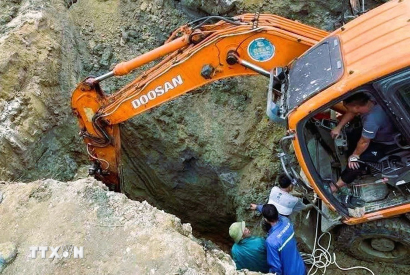 Nỗ lực ứng cứu các nạn nhân trong vụ tai nạn thương tâm. (Ảnh: TTXVN phát)